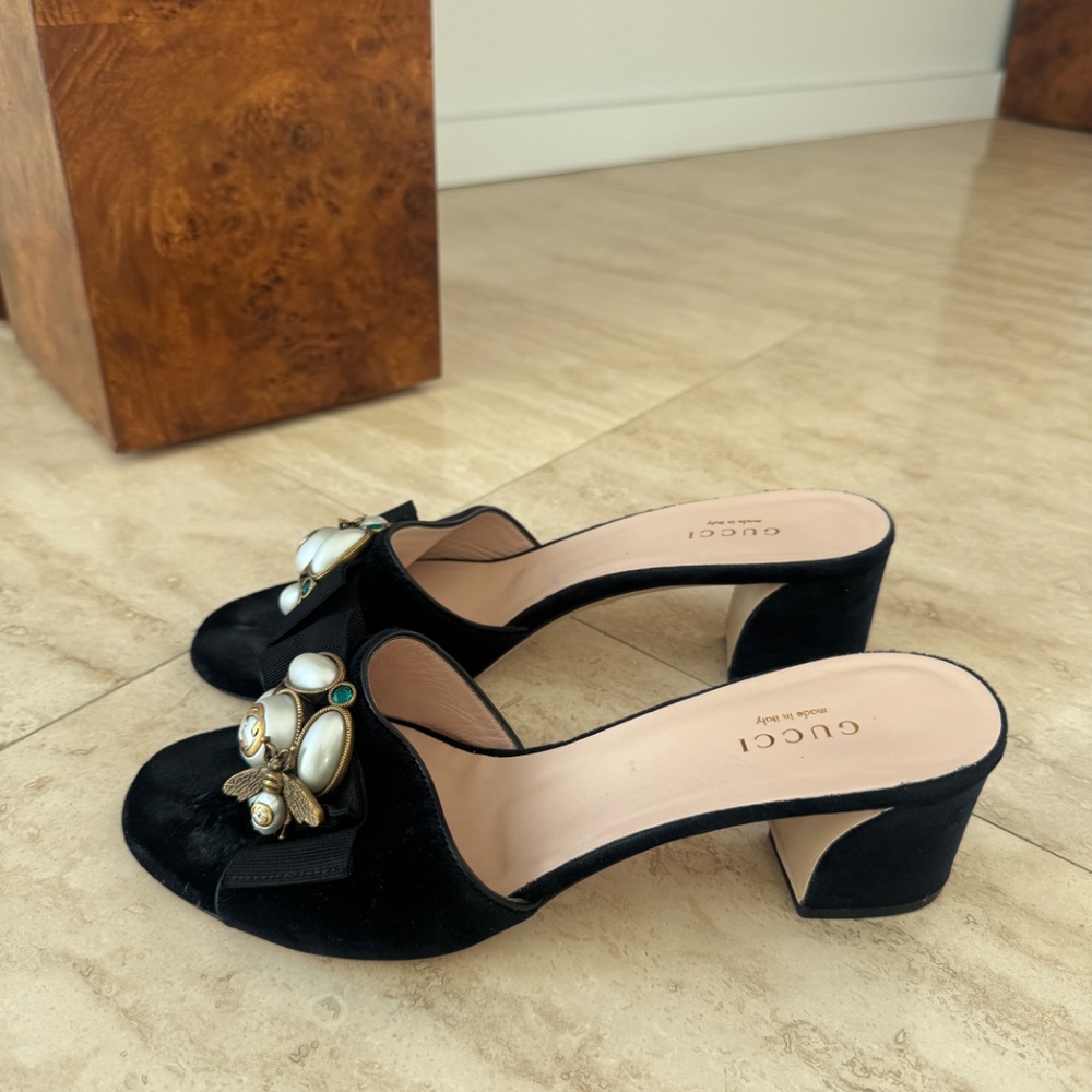 Gucci Velvet Mid-Heel Slide Bee Pearl Sandals - Picture 3 of 9